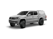 Hard top RSI SmartCap EVOc Commercial per Volkswagen Amarok 2010–2022 Double Cab, vista anteriore 3/4 su sfondo bianco
