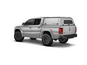 Hard top RSI SmartCap EVOc Commercial per Volkswagen Amarok 2010–2022 Double Cab, vista posteriore 3/4 su sfondo bianco