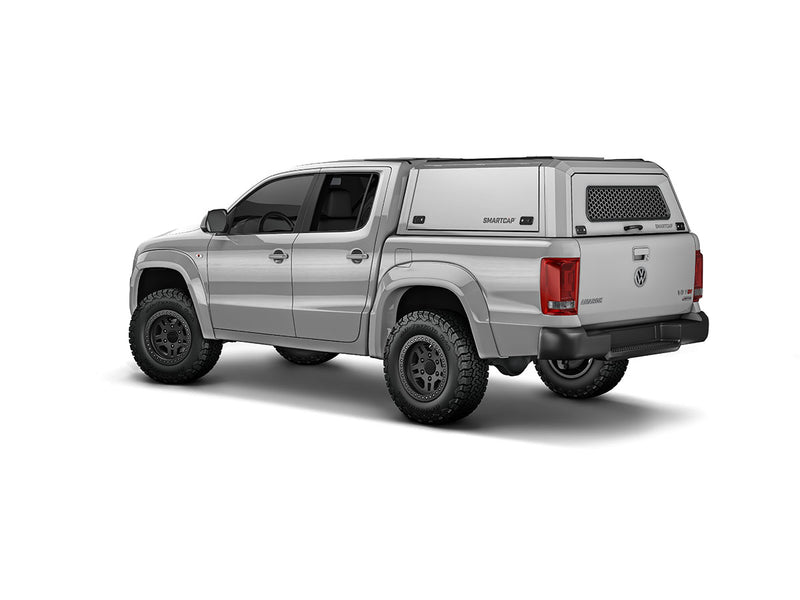 Hard top RSI SmartCap EVOc Commercial per Volkswagen Amarok 2010–2022 Double Cab, vista posteriore 3/4 su sfondo bianco