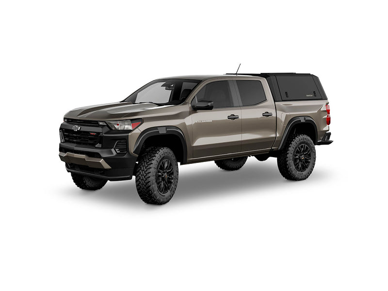 Hard top RSI SmartCap EVOd Defender per Chevrolet Colorado / GMC Canyon 2023+ Crew Cab 5', vista anteriore 3/4 su sfondo bianco