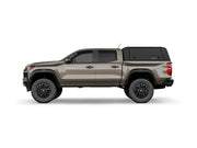 Hard top RSI SmartCap EVOd Defender per Chevrolet Colorado / GMC Canyon 2023+ Crew Cab 5', vista laterale su sfondo bianco