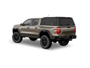 Hard top RSI SmartCap EVOd Defender per Chevrolet Colorado / GMC Canyon 2023+ Crew Cab 5', vista posteriore 3/4 su sfondo bianco