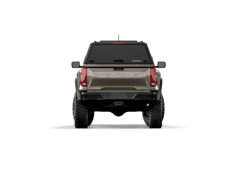 Hard top RSI SmartCap EVOd Defender per Chevrolet Colorado / GMC Canyon 2023+ Crew Cab 5', vista posteriore su sfondo bianco