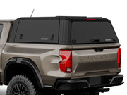 Hard top RSI SmartCap EVOd Defender per Chevrolet Colorado / GMC Canyon 2023+ Crew Cab 5', vista posteriore 3/4 ravvicinata