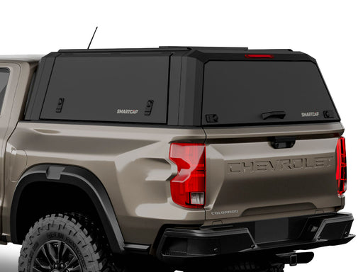Hard top RSI SmartCap EVOd Defender per Chevrolet Colorado / GMC Canyon 2023+ Crew Cab 5', vista posteriore 3/4 ravvicinata