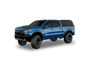 Hard top RSI SmartCap EVOd Defender per Chevrolet Silverado / GMC Sierra 1500 2019+ Short Bed 5,8', vista anteriore 3/4 su sfondo bianco