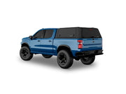 Hard top RSI SmartCap EVOd Defender per Chevrolet Silverado / GMC Sierra 1500 2019+ Short Bed 5,8', vista posteriore 3/4 su sfondo bianco