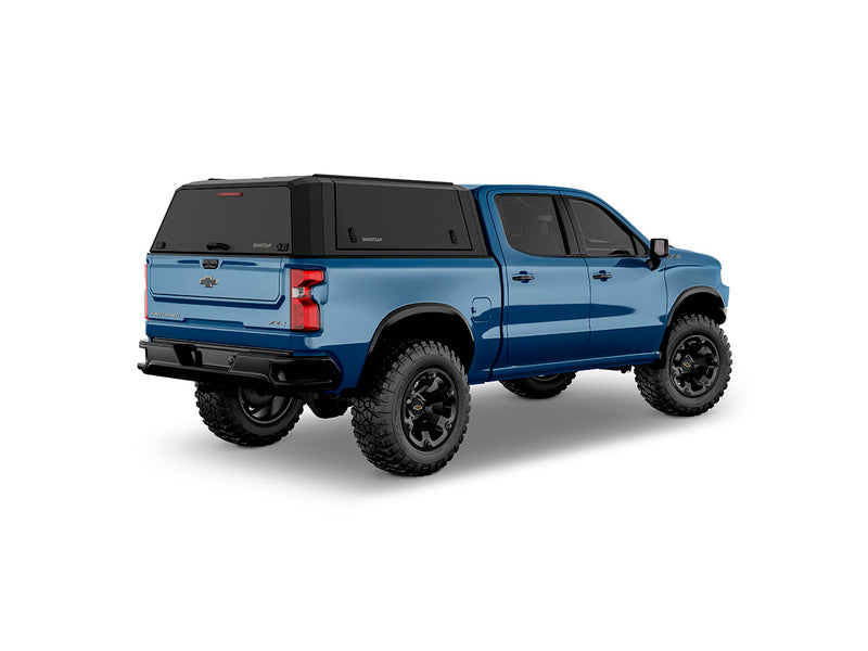Hard top RSI SmartCap EVOd Defender per Chevrolet Silverado / GMC Sierra 1500 2019+ Short Bed 5,8', vista posteriore 3/4 lato destro su sfondo bianco