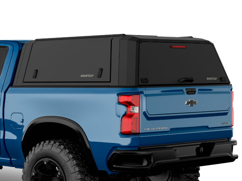 Hard top RSI SmartCap EVOd Defender per Chevrolet Silverado / GMC Sierra 1500 2019+ Short Bed 5,8', vista posteriore 3/4 ravvicinata