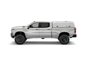 Hard top RSI SmartCap EVOd Defender per Chevrolet Silverado / GMC Sierra 1500 2019+ Standard Bed, vista laterale su sfondo bianco