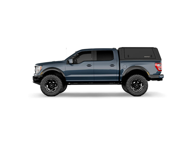 Hard top RSI SmartCap EVOd Defender per Ford F-150 2021+ Short Bed 5,5', vista laterale su sfondo bianco