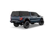 Hard top RSI SmartCap EVOd Defender per Ford F-150 2021+ Short Bed 5,5', vista posteriore 3/4 lato destro su sfondo bianco