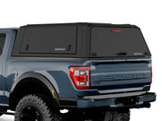 Hard top RSI SmartCap EVOd Defender per Ford F-150 2021+ Short Bed 5,5', vista posteriore 3/4 ravvicinata