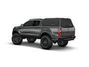 Hard top RSI SmartCap EVOd Defender per Ford Ranger 2012–2022 Double Cab, vista posteriore 3/4 su sfondo bianco