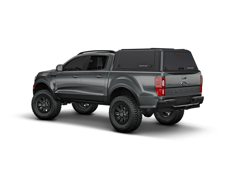 Hard top RSI SmartCap EVOd Defender per Ford Ranger 2012–2022 Double Cab, vista posteriore 3/4 su sfondo bianco