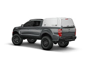 Hard top RSI SmartCap EVOd Defender per Ford Ranger 2023+ Double Cab, vista posteriore 3/4 su sfondo bianco