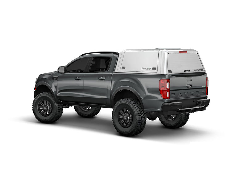Hard top RSI SmartCap EVOd Defender per Ford Ranger 2023+ Double Cab, vista posteriore 3/4 su sfondo bianco