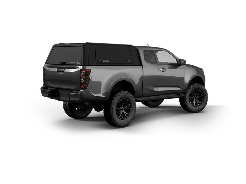 Hard top RSI SmartCap EVOd Defender per Isuzu D-Max 2019+ Extended Cab, vista posteriore 3/4 lato destro su sfondo bianco