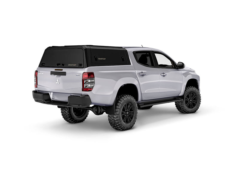 Hard top RSI SmartCap EVOd Defender per Mitsubishi L200 / Triton 2016–2024 Double Cab, vista posteriore 3/4 lato destro su sfondo bianco
