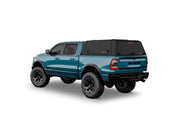 Hard top RSI SmartCap EVOd Defender per RAM 1500 DT 2019+ Short Bed 5,7', vista posteriore 3/4 su sfondo bianco