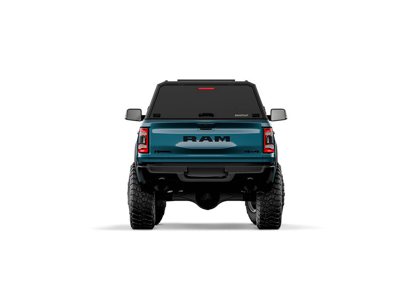 Hard top RSI SmartCap EVOd Defender per RAM 1500 DT 2019+ Short Bed 5,7', vista posteriore su sfondo bianco
