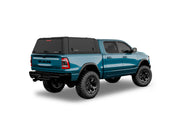 Hard top RSI SmartCap EVOd Defender per RAM 1500 DT 2019+ Short Bed 5,7', vista posteriore 3/4 lato destro su sfondo bianco