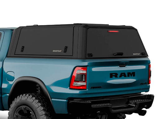 Hard top RSI SmartCap EVOd Defender per RAM 1500 DT 2019+ Short Bed 5,7', vista posteriore 3/4 ravvicinata