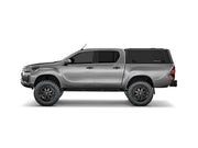 Hard top RSI SmartCap EVOd Defender per Toyota Hilux 2016–2025 Double Cab, vista laterale su sfondo bianco