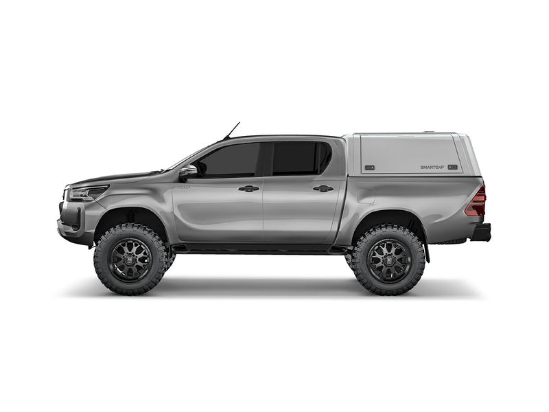 Hard top RSI SmartCap EVOd Defender per Toyota Hilux 2016–2025 Double Cab, vista laterale su sfondo bianco