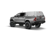 Hard top RSI SmartCap EVOd Defender per Toyota Hilux 2016–2025 Double Cab, vista posteriore 3/4 su sfondo bianco