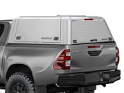 Hard top RSI SmartCap EVOd Defender per Toyota Hilux 2016–2025 Double Cab, vista posteriore 3/4 ravvicinata