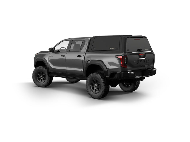 Hard top RSI SmartCap EVOd Defender per Toyota Hilux 2026+ Double Cab, vista posteriore 3/4 su sfondo bianco