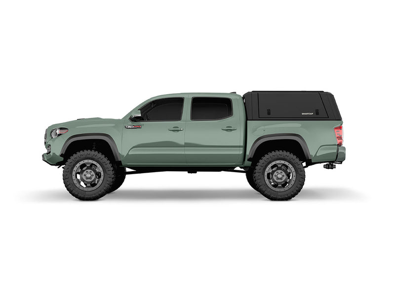Hard top RSI SmartCap EVOd Defender per Toyota Tacoma 2016–2023 Short Bed 5', vista laterale su sfondo bianco
