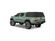 Hard top RSI SmartCap EVOd Defender per Toyota Tacoma 2016–2023 Short Bed 5', vista posteriore 3/4 su sfondo bianco