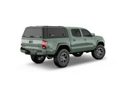 Hard top RSI SmartCap EVOd Defender per Toyota Tacoma 2016–2023 Short Bed 5', vista posteriore 3/4 lato destro su sfondo bianco