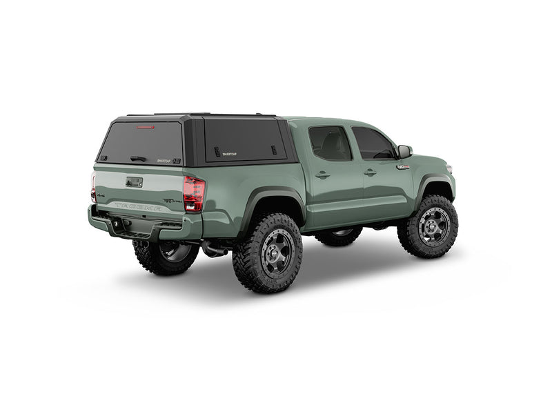 Hard top RSI SmartCap EVOd Defender per Toyota Tacoma 2016–2023 Short Bed 5', vista posteriore 3/4 lato destro su sfondo bianco