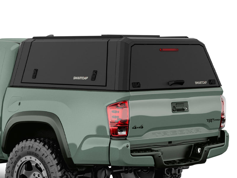 Hard top RSI SmartCap EVOd Defender per Toyota Tacoma 2016–2023 Short Bed 5', vista posteriore 3/4 ravvicinata