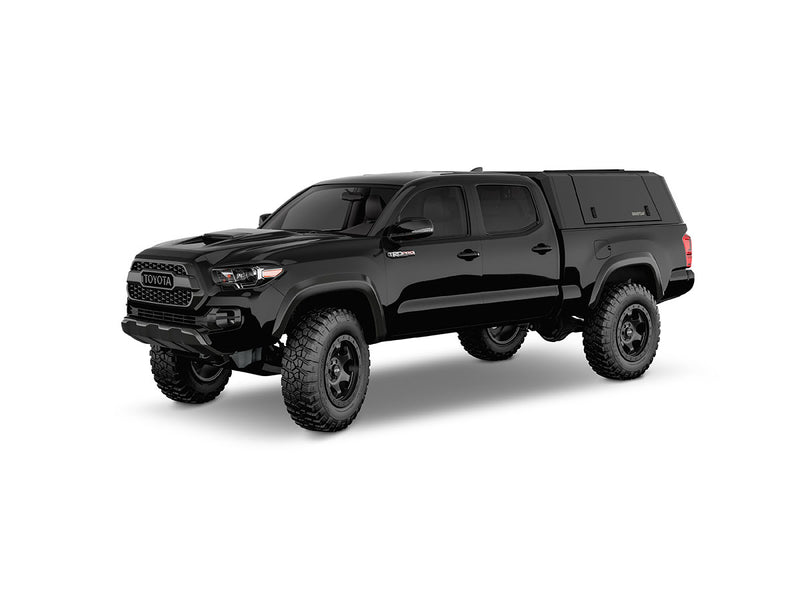 Hard top RSI SmartCap EVOd Defender per Toyota Tacoma 2016–2023 Standard Bed 6', vista anteriore 3/4 su sfondo bianco