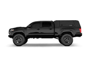 Hard top RSI SmartCap EVOd Defender per Toyota Tacoma 2016–2023 Standard Bed 6', vista laterale su sfondo bianco