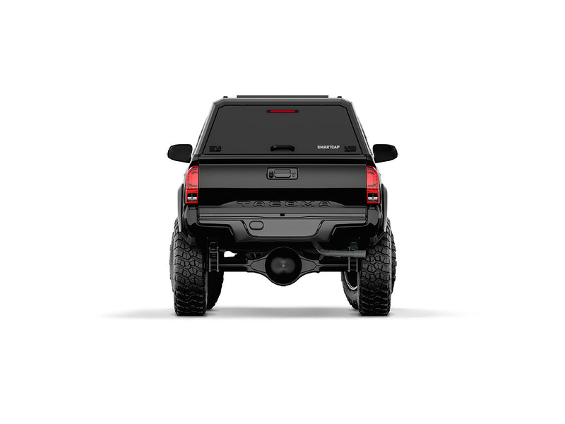Hard top RSI SmartCap EVOd Defender per Toyota Tacoma 2016–2023 Standard Bed 6', vista posteriore su sfondo bianco