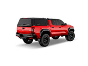 Hard top RSI SmartCap EVOd Defender per Toyota Tacoma 2024+ Short Bed 5', vista posteriore 3/4 lato destro su sfondo bianco