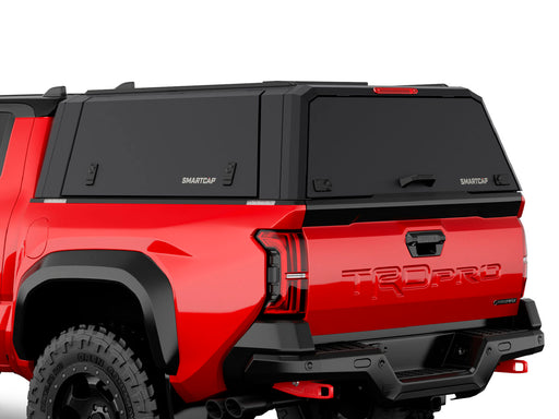 Hard top RSI SmartCap EVOd Defender per Toyota Tacoma 2024+ Short Bed 5', vista posteriore 3/4 ravvicinata