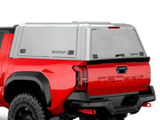 Hard top RSI SmartCap EVOd Defender per Toyota Tacoma 2024+ Short Bed 5', vista posteriore 3/4 ravvicinata