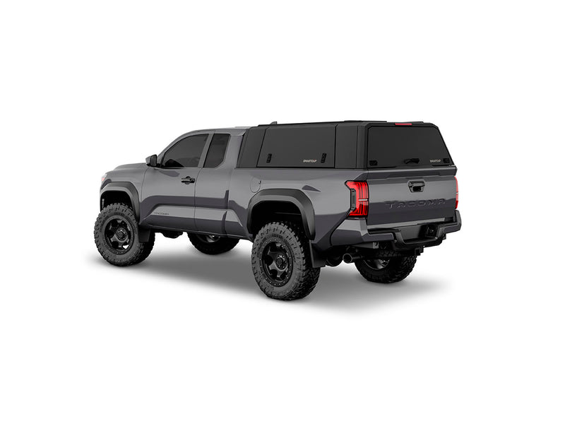 Hard top RSI SmartCap EVOd Defender per Toyota Tacoma 2024+ Standard Bed 6', vista posteriore 3/4 su sfondo bianco