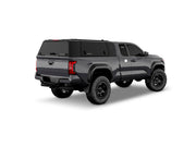 Hard top RSI SmartCap EVOd Defender per Toyota Tacoma 2024+ Standard Bed 6', vista posteriore 3/4 lato destro su sfondo bianco
