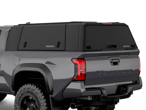 Hard top RSI SmartCap EVOd Defender per Toyota Tacoma 2024+ Standard Bed 6', vista posteriore 3/4 ravvicinata