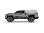 Hard top RSI SmartCap EVOd Defender per Toyota Tacoma 2024+ Standard Bed 6', vista laterale su sfondo bianco
