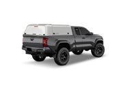 Hard top RSI SmartCap EVOd Defender per Toyota Tacoma 2024+ Standard Bed 6', vista posteriore 3/4 lato destro su sfondo bianco