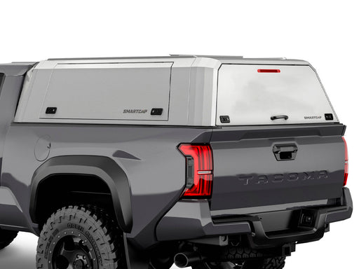 Hard top RSI SmartCap EVOd Defender per Toyota Tacoma 2024+ Standard Bed 6', vista posteriore 3/4 ravvicinata