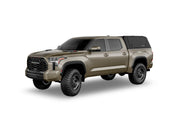 Hard top RSI SmartCap EVOd Defender per Toyota Tundra 2022+ Short Bed, vista anteriore 3/4 su sfondo bianco